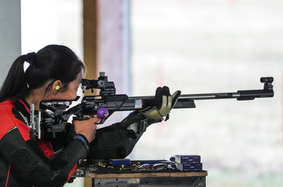 德国选手在射击比赛中展现冷静稳定