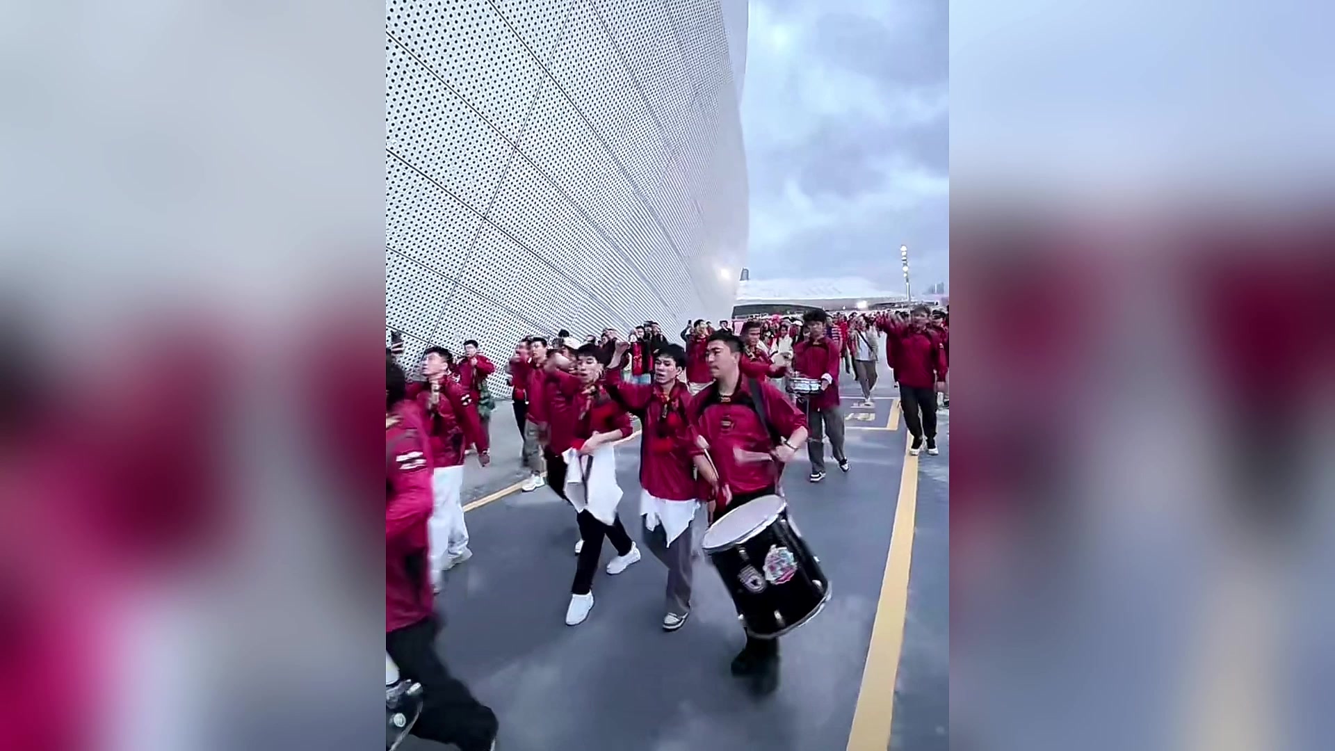 热门比赛吸引众多球迷前来加油，气氛火爆的简单介绍
