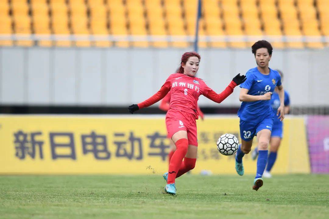 精彩球技对决：女子球员斗志昂扬